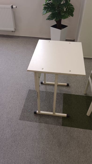 Школьные парты со стульями