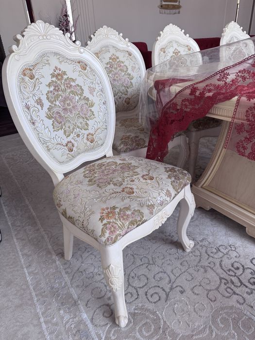 Стол со стульями для гостинной