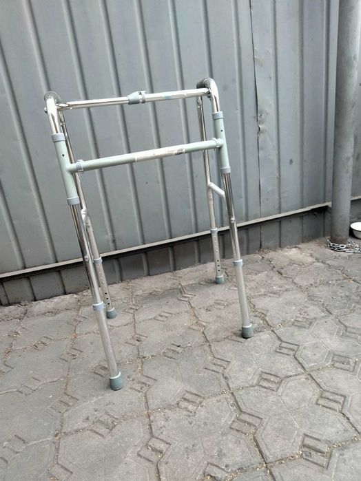 Продаются шагающие ходунки.