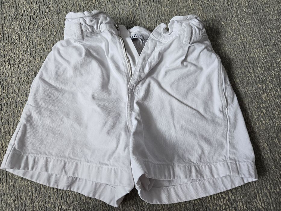 Vând 3 perechi de pantaloni scurți:2 perechi zara, 1 pereche colin's d