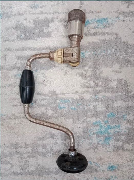 Ручная дрель и калаварот.