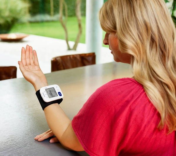 Автоматический тонометр на запястье 13.5-21.5 см Omron RS4