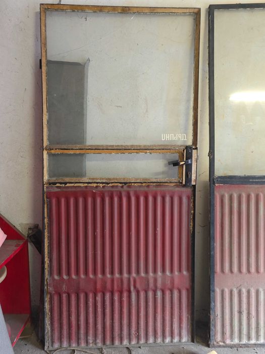 метални врата и преграда със стъкла