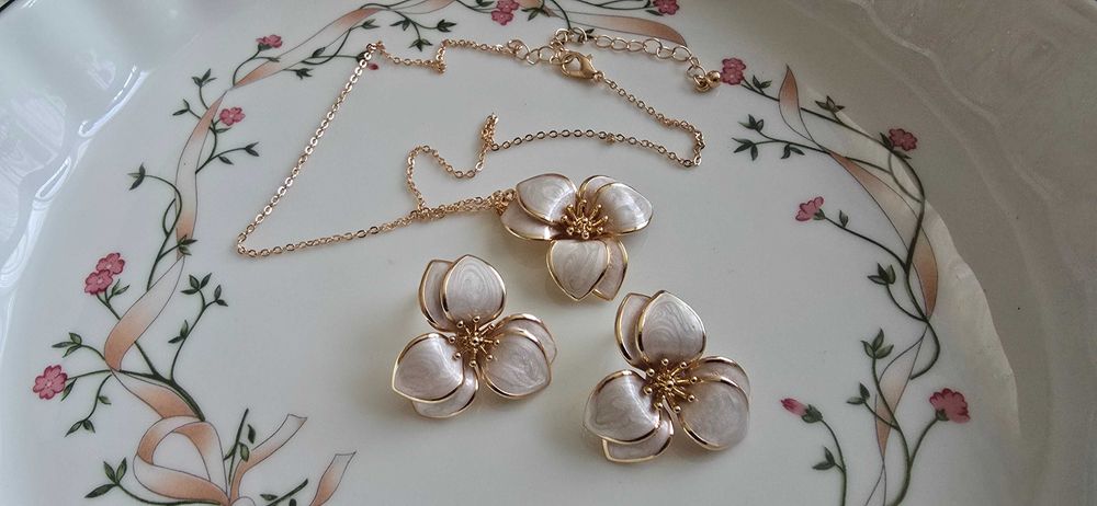 Разкошен комплект колие с обеци, емайл.