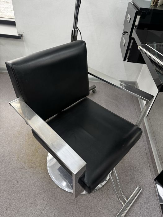 Продам кресло парикмахерское