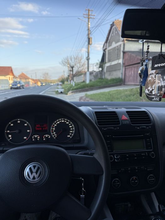 Vand Golf 5 1.9,masina functioneaza impecabil,are nevoie de investitie doar pe partea estetica!