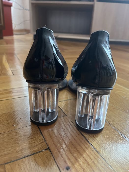 Обувки на ток с камъни