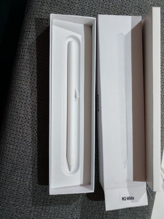 Tableta Lenovo cu tastatura Bluetooth