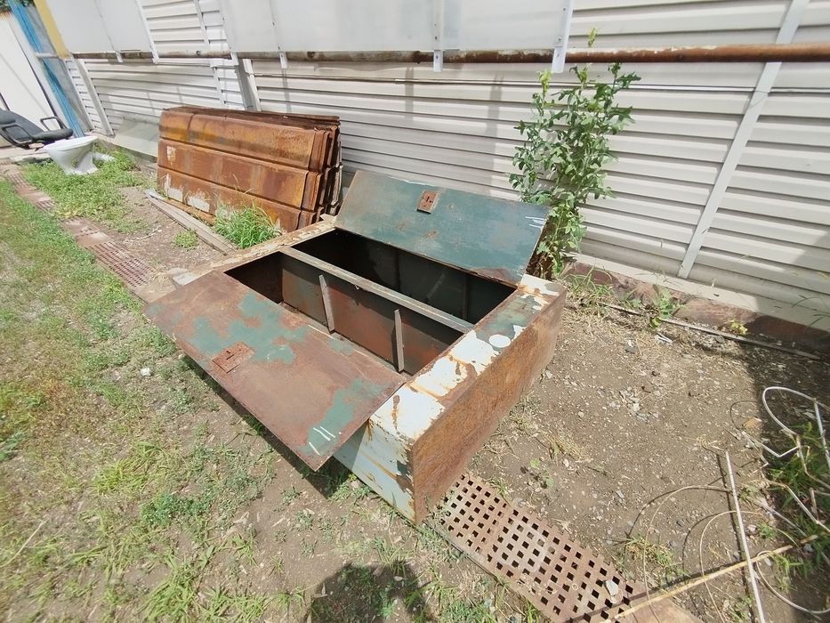 Сейф железный продам