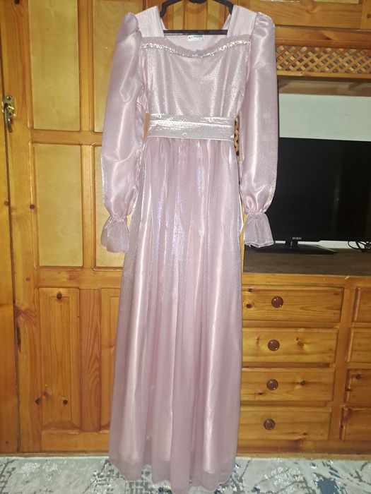 Pushti rangli oqshom ko'ylagi