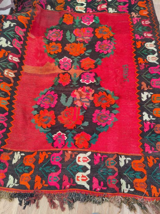 Тықыр кілем қолдан тігілген