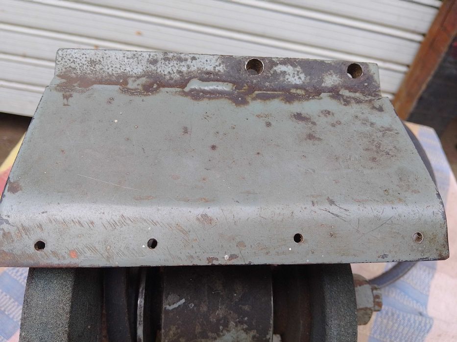 Шмиргел за заточване на стругарски ножове