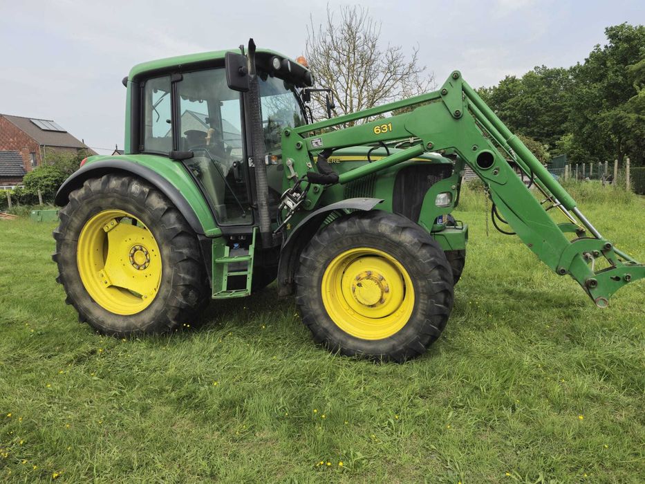 Tractor J Deere 6120 cu incärcätor