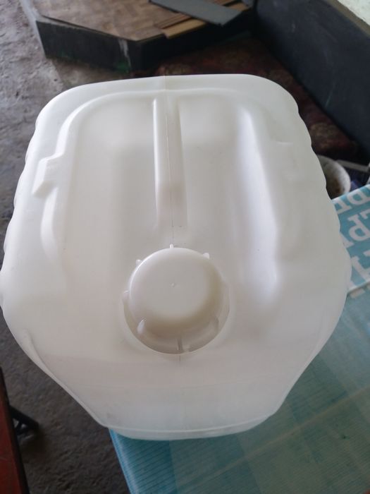 Продам канистры пластмассовые 20л