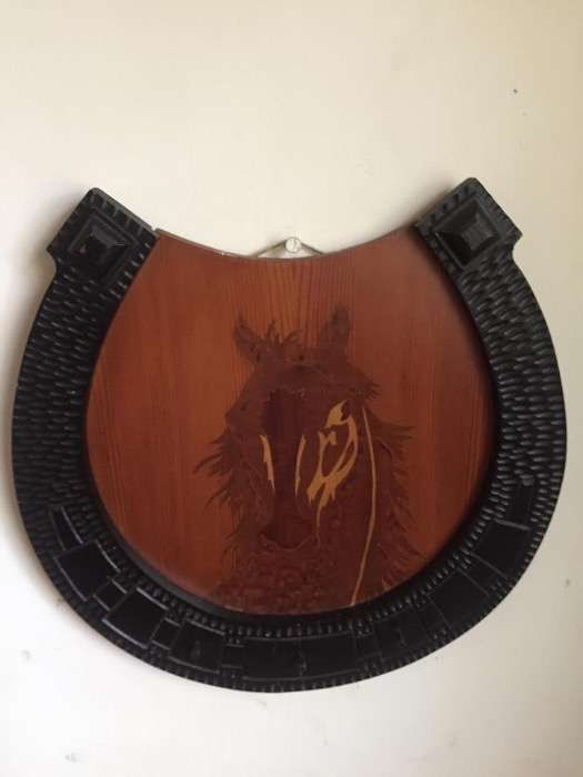 Decoratiune perete lemn potcoava sculptata maro negru carlige chei