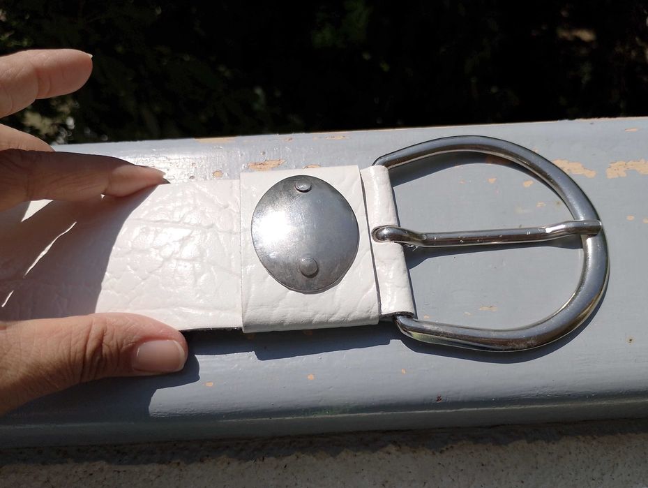 Красив дамски бял колан, широк, от естествена кожа - релефна, 9 лв.