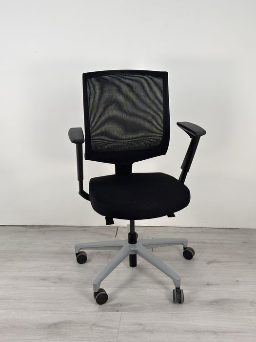 Ергономичен Въртящ се Стол Klöber VEO 87 – Черен с Мрежеста Облегалка