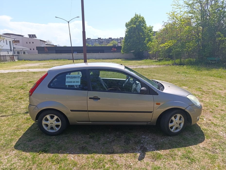 Продавам Форд Фиеста
