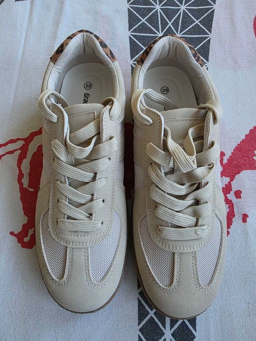 Дамски равни обувки