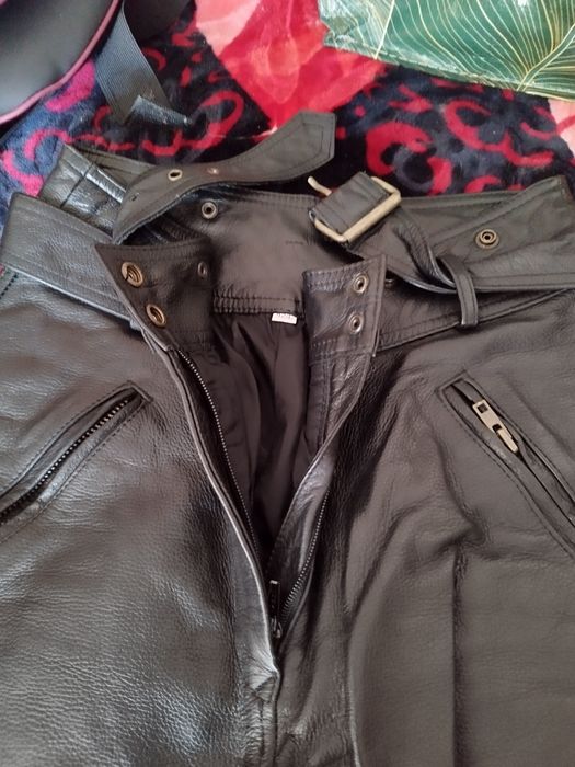 Pantaloni motociclism foarte frumoși și rezistenți ,piele