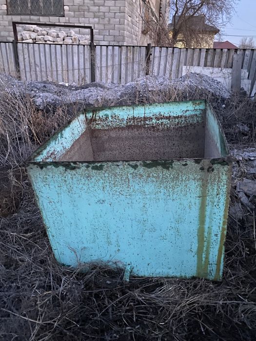 Продам бак для воды и туалет железный
