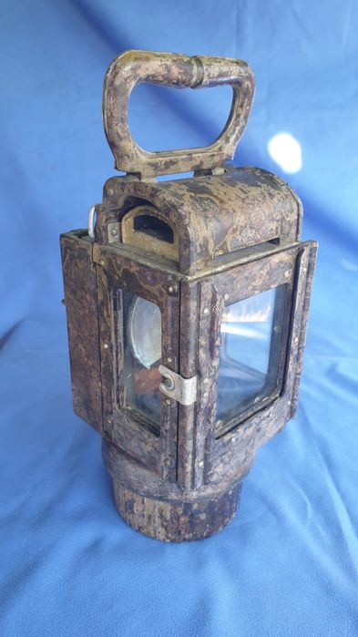 Немска карбидна лампа от Втората световна война и Стар авиаторски шлем