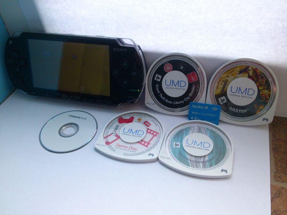 PSP 1003 complet cu jocuri și încărcător!