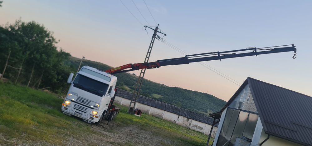Camion volvo cu macara