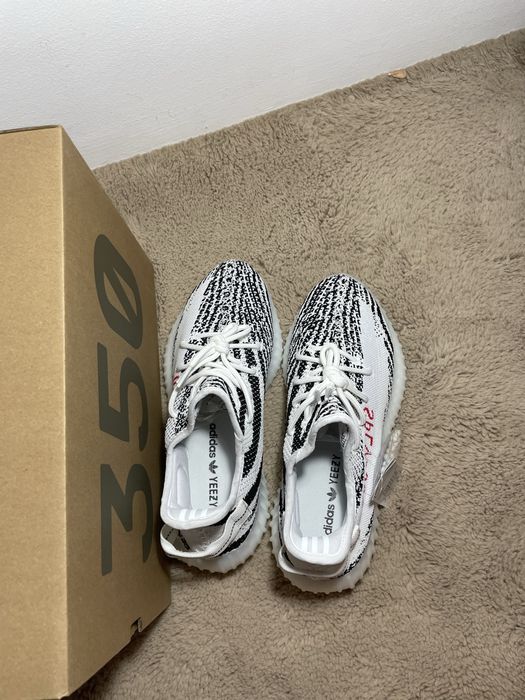 YEEZY BOOST 350 V2 Zebra