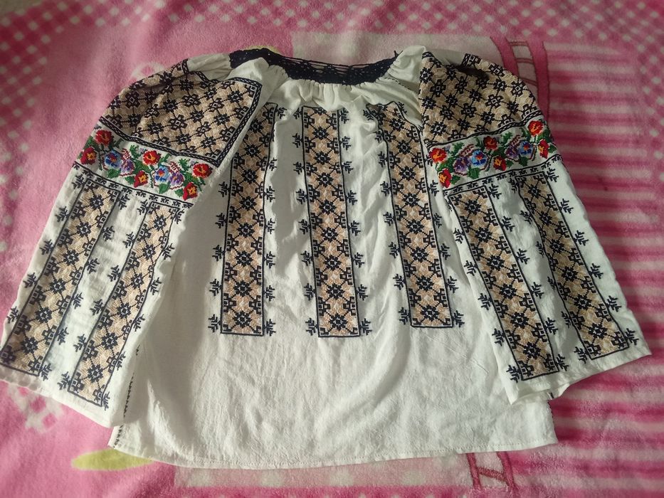 Ie tradițională cusuta manual  pe panza topita