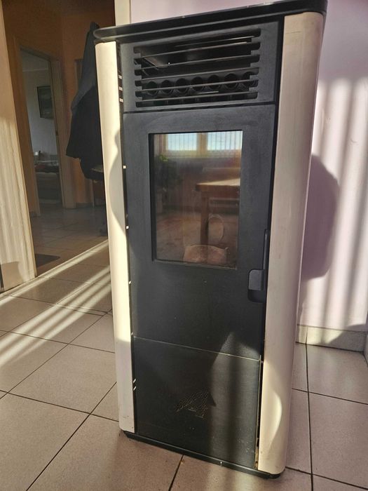 Пелетна камина 12КВ + 24 торби пелети  в топ състочние