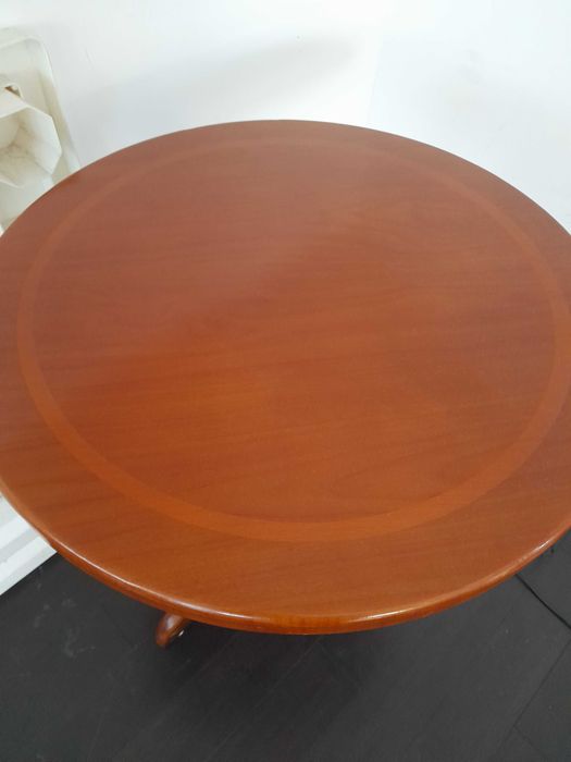 Masuta rotunda de cafea