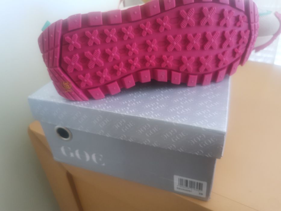 Чисто нови дамски маратонки GOE