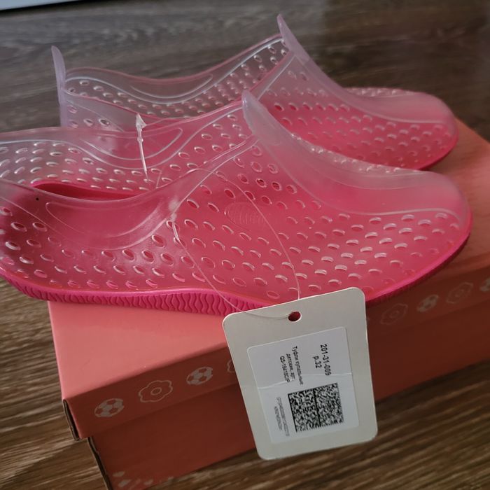 Продам аквашузы на девочку