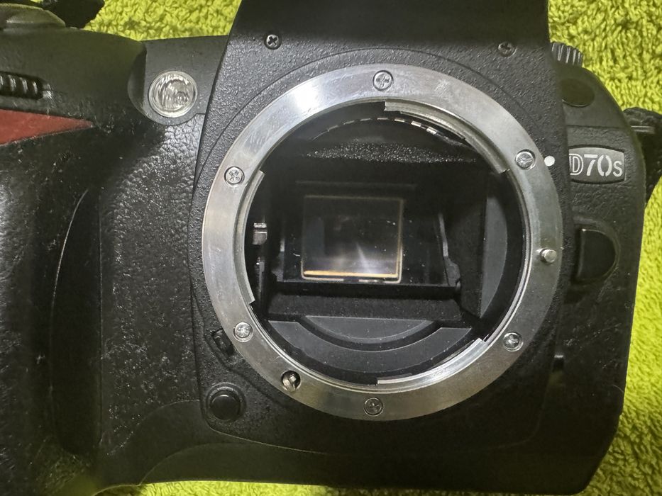 Nikon D70S 6.1MP Digital SLR Camera Body