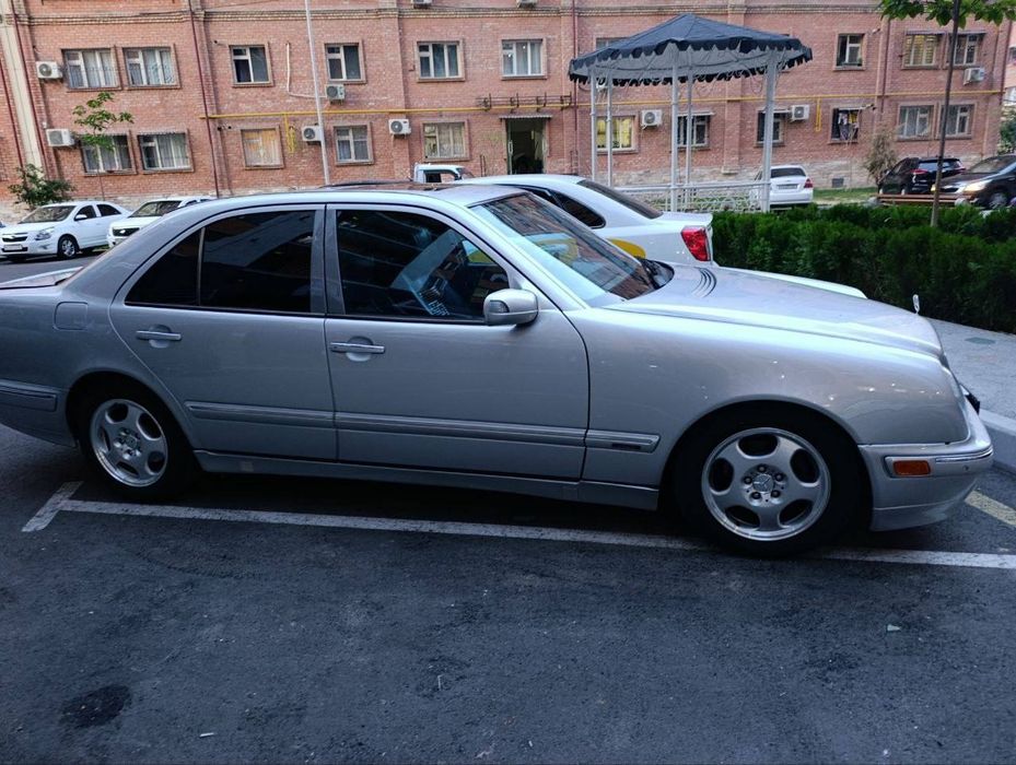 Mersedes benz 210 sotiladi.