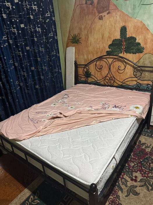 Продаются две железные кровати.