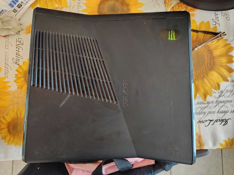 Xbox 360 raboti neznam kolko gb + left 4 death(survival pack) call of duty4 modern warfare, resident evil 5