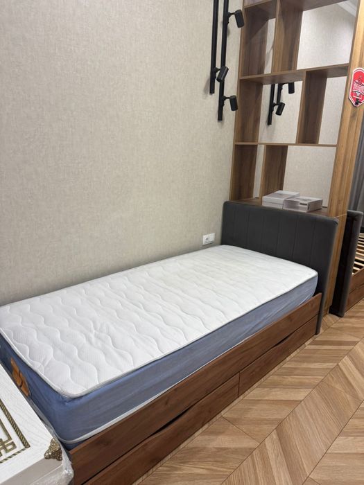 2 кровати с перегородкой и стол