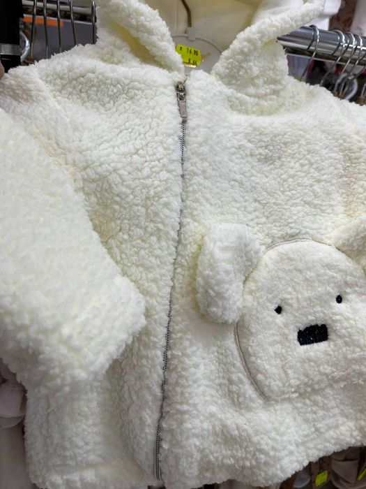 Пухкаво детско яке с мече – кремаво, топло и меко!