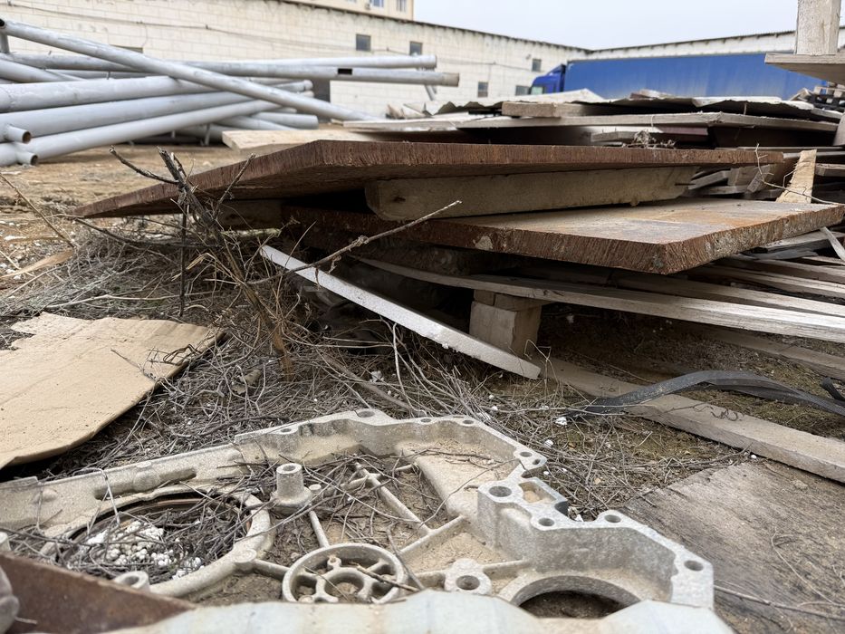 лист уголник металл