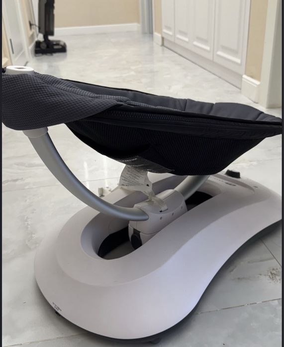 Продам шезлонг качалку 4moms