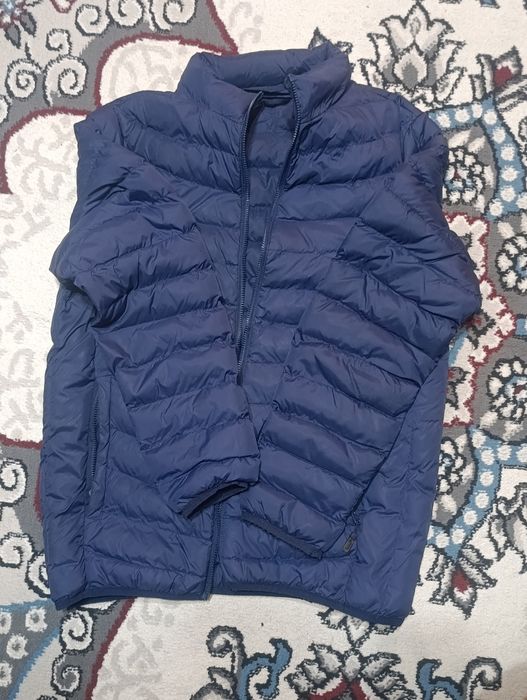 Куртка подростковая, зеленая и синяя.