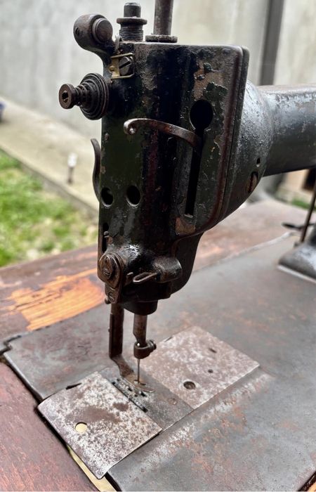 Vând o mașină de cusut Minerva originală