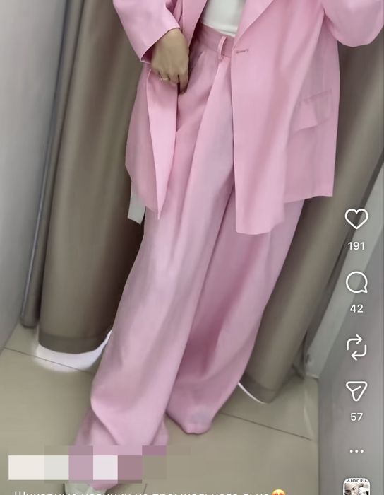 Продаётся белый пиджак и розовые брюки.