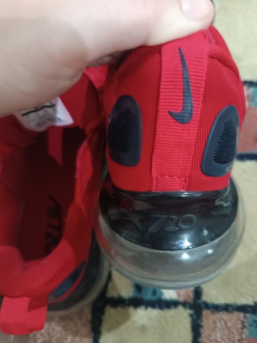 Продаю женские кроссовки.