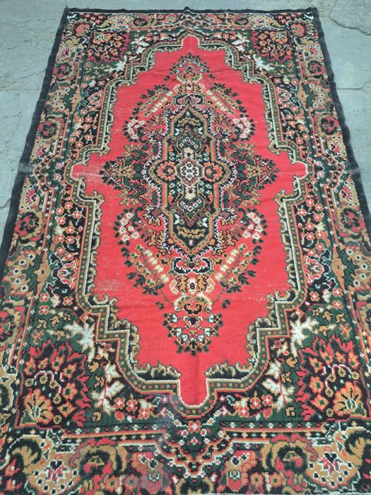 Qizil gilam sotiladi