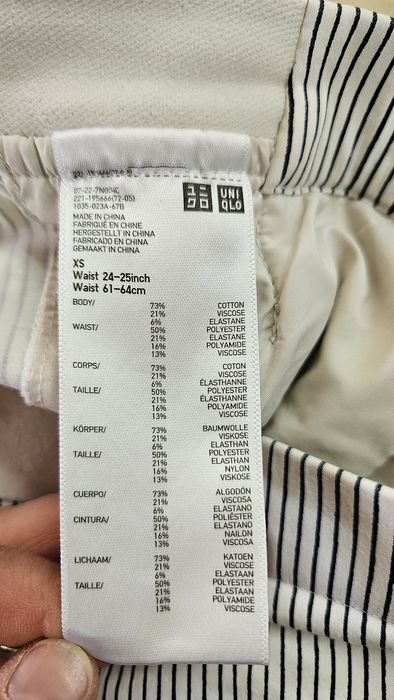Pantaloni cu dungi subțiri