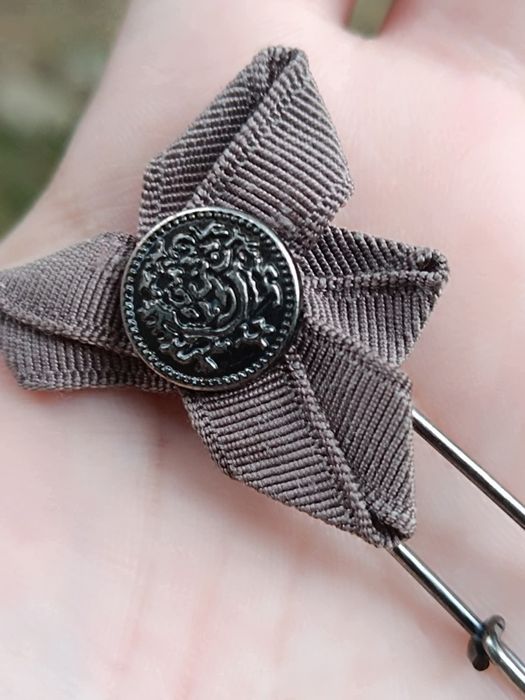 Brose tip ac de siguranta, din metal argintat, cu ornament celtic