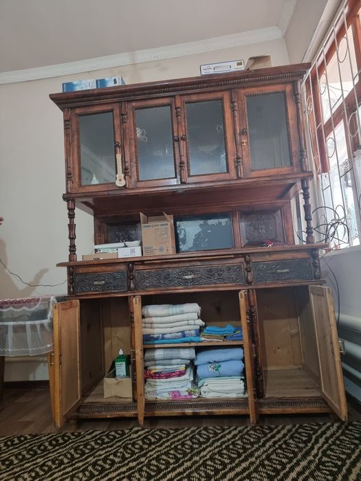 Старинный шкаф ручной работы